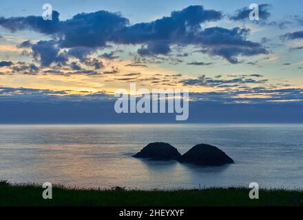 Die Zwillingsinseln von Cerrig Gwylan vor Llyfn auf dem Wales Coast Path in Pembrokeshire UK bei Sonnenuntergang Stockfoto