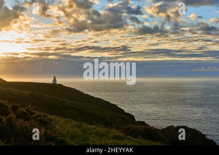 Obelisk markiert den Eingang zum Hafen Porthgain an der nördlichen Küste von Pembrokeshire bei Sonnenuntergang - South Wales UK Stockfoto