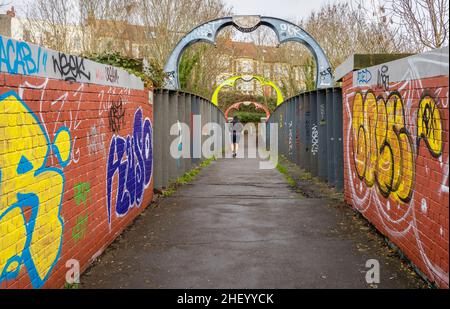 Fußgängerbrücke über eine Eisenbahnlinie in Montpelier in Bristol, der Graffiti-Hauptstadt des Vereinigten Königreichs Stockfoto