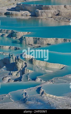 Pamukkale, (Baumwollburg) natürliche heiße Quelle Travertin Thermalmineralbecken und Terrassen, Denizli, Türkei. Pammukale, ursprünglich die griechische Stadt von Stockfoto