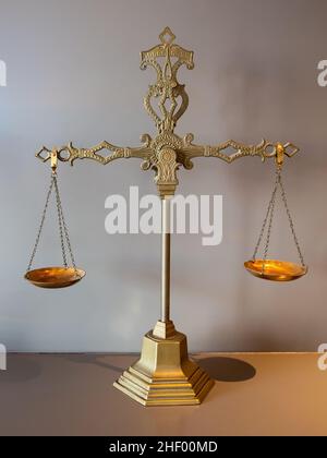 Altmodisches Messinggewicht, goldfarben. Justizkonzept. Stockfoto