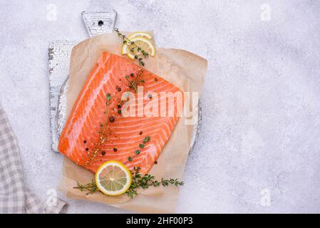 Rohem Lachsfilet mit Kräutern Stockfoto