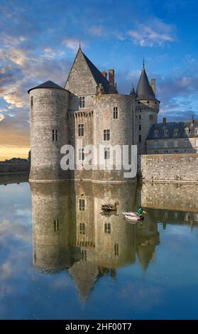 Der Château de Sully-sur-Loire (1560–1641) und sein Graben. Sully-sur-Loire, Centre-Val de Loire, Frankreich. Die château war der Sitz des Herzogs von Sully, Stockfoto