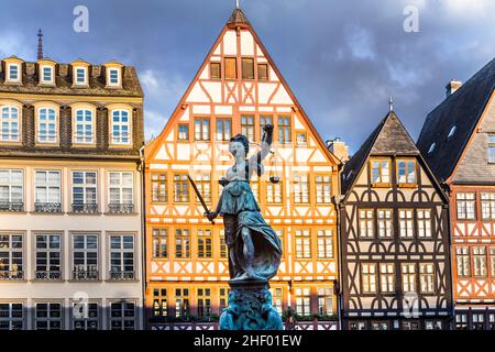 Justitia - Dame Gerechtigkeit - Skulptur auf dem Roemerberg Frankfurter, erbaut 1887 Stockfoto