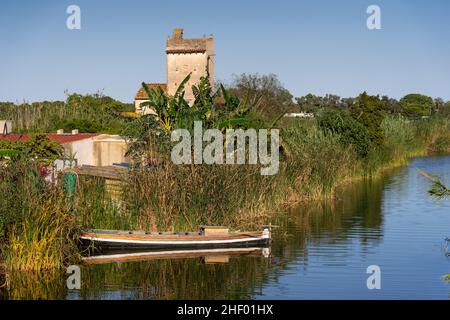 EL PALMAR, SPANIEN - 24. JUNI 2021: Traditioneller Fischereihafen von el Palmar im Naturpark Albufera in Valencia. Spanien. Stockfoto