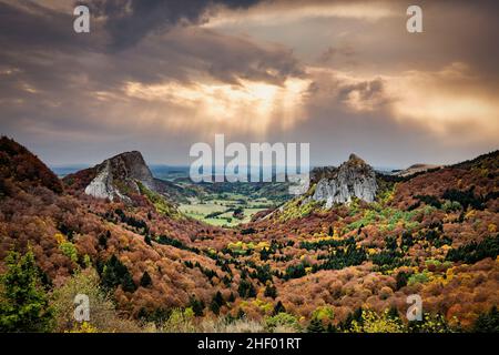 Wunderschöne Herbstfarben im Roches Tuiliere et Sanadoire Col de Guery Auvergne France Stockfoto