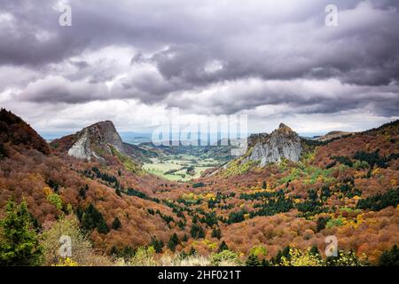 Wunderschöne Herbstfarben im Roches Tuiliere et Sanadoire Col de Guery Auvergne France Stockfoto