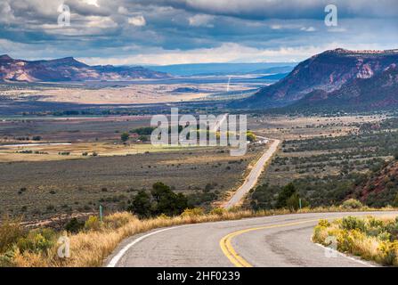 Paradox Creek Valley, San Juan Berge in der Ferne, 75 Meilen oder 120 km SE, Blick vom Highway 90, in der Nähe der Stadt Grundgestein, Colorado, USA Stockfoto