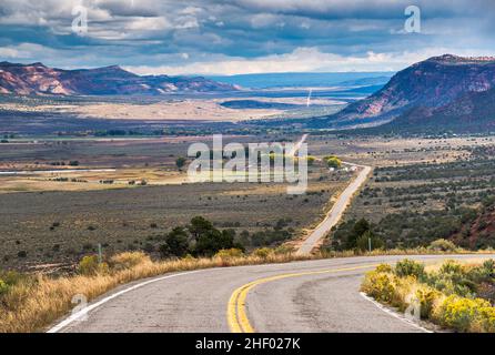 Paradox Creek Valley, San Juan Berge in der Ferne, 75 Meilen oder 120 km SE, Blick vom Highway 90, in der Nähe der Stadt Grundgestein, Colorado, USA Stockfoto