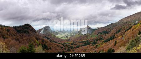 Panorama wunderschöne Herbstfarben im Roches Tuiliere et Sanadoire Col de Guery Auvergne France Stockfoto