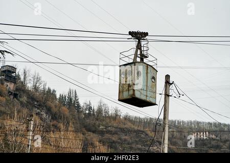 Alte rostige Seilbahn-Trolley in einer industriellen Bergbaustadt. Stockfoto