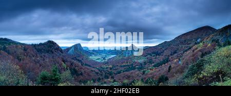 Panorama wunderschöne Herbstfarben im Roches Tuiliere et Sanadoire Col de Guery Auvergne France Stockfoto