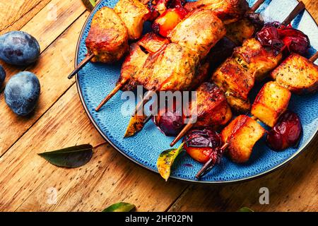 Grillfleisch, Grill. Köstliche frittierte Kebabs auf Spiessen. Stockfoto