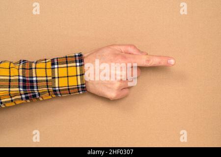 Die Hand des Mannes berührt oder zeigt auf etwas. Nahaufnahme. Stockfoto