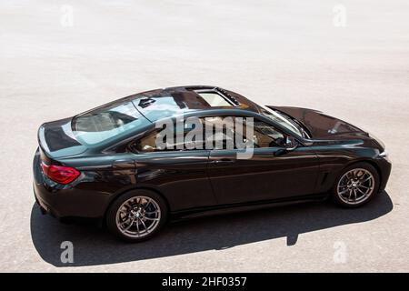 Kiew, Ukraine - 19. Juni 2021: Schwarzes BMW-Auto auf der Straße Stockfoto