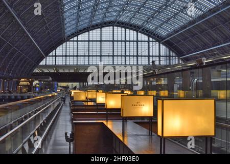 Searcys Champagne Bar Moderne Arkade im Bahnhof St. Pancras in London, Großbritannien. Stockfoto