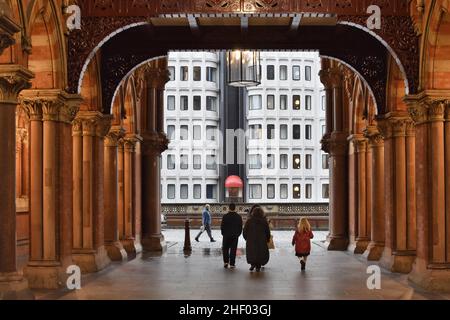 Ausgang vom Bahnhof St. Pancras mit gewölbtem Gang und moderner Fassade des Standard Hotels, London Borough of Camden UK. Stockfoto