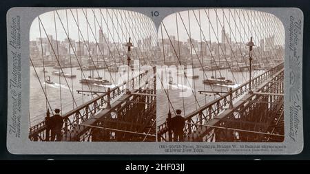 Von der Brooklyn Bridge W. zu den berühmten Wolkenkratzern im unteren New York - von Underwood & Underwood 1911. Stockfoto