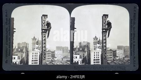 200 Meter in der Luft und keine Zeit, um die Landschaft zu betrachten - bei der Arbeit am neuen Wolkenkratzer, New York, USA Vintage New York Foto. H.C. White Co Stockfoto