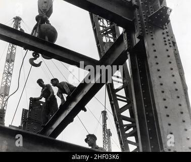 Bauarbeiter hoch oben im Empire State Building, c 1930. Vintage New York Foto. Stockfoto