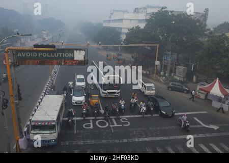 Chennai, Tamil Nadu, Indien. 13th Januar 2022. Die Stadt wurde als Folge des Bhogi-Feuers in Chennai von starkem Smog umhüllt gesehen. Bhogi ist der erste Tag des viertägigen Makara Sankranti Festivals. Auf Bhogi verwerfen die Menschen alte und veraltete Dinge und konzentrieren sich auf neue Dinge, die Veränderung oder Transformation verursachen. Menschen zünden Lagerfeuer mit Holzstämmen, alten Kleidern und Holzmöbeln zu Hause an, die nicht mehr nützlich sind. (Bild: © Sri Loganathan/ZUMA Press Wire) Stockfoto