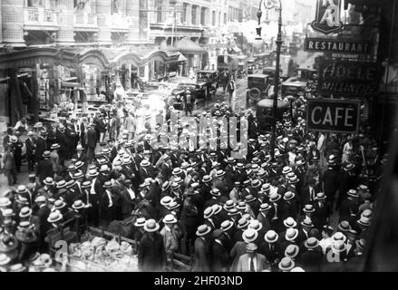 Schauspielerstreik, New York, New York, 1919 - Schar von streikenden Schauspielern in der 45th Street, New York City Stockfoto