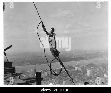 Icarus, Empire State Building - 1930. Foto: Lewis Hine (Amerikaner, 1874–1940). Vintage New York Foto. Stockfoto