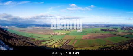 Landschaftlich reizvoller Blick vom Kyffhäuser Denkmal auf die Harzlandschaft im Winter Stockfoto