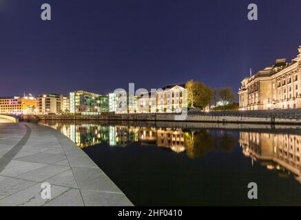 Nachtansicht eines Teils des Bundestages in Berlin Mitte mit Flusslauf Stockfoto