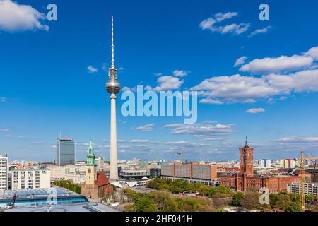 Klassische Weitwinkelansicht der Berliner Skyline mit berühmtem Fernsehturm am Alexanderplatz im Sommer, im Zentrum von Berlin Mitte, Deutschland Stockfoto