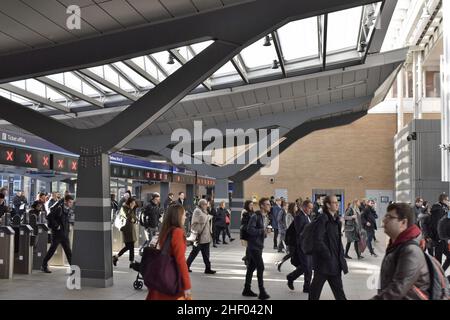 London Bridge Station - am Morgen Pendler vorbei Ticket Barrieren, zu Fuß von den Plattformen, Southwark London UK. Stockfoto