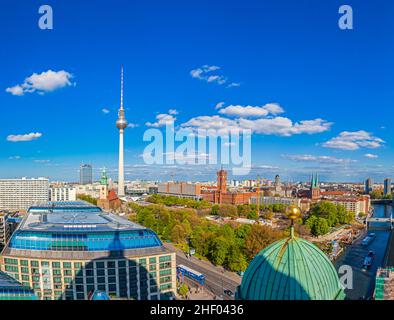 Klassische Weitwinkelansicht der Berliner Skyline mit berühmtem Fernsehturm am Alexanderplatz im Sommer, im Zentrum von Berlin Mitte, Deutschland Stockfoto