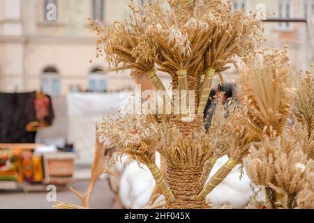 Didukh als traditionelles ukrainisches Weihnachtssymbol auf dem Souvenirmarkt - Weizenschaf, die zur Weihnachtsfeier in der Ukraine verwendet wird. Alte Traditionen c Stockfoto