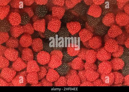 Rote und schwarze süße Zucker kauen Himbeeren oder Brombeeren Gummy Candy Hintergrund. Stockfoto