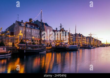 Nyhavn-Kanal bei Sonnenaufgang, Weihnachtszeit, Kopenhagen, Dänemark Stockfoto