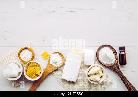 Herstellung hausgemachter Deodorant Stick mit allen natürlichen Zutaten Konzept. Hintergrund aus weißem Holz. Zutaten: Pfeilwurzelpulver, Backpulver, Bienenwachs. Stockfoto