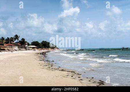 Die Einheimischen genießen den Strand von Ponta Prera auf der Insel capo verde in Brasilien. Stockfoto