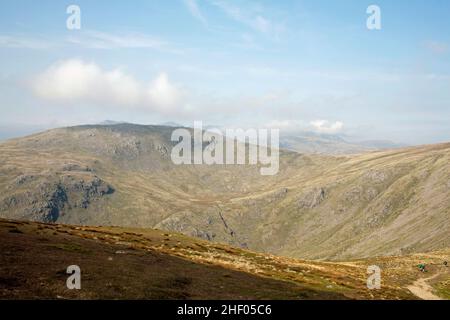 Wetherlam vom Gipfelgrat aus gesehen, der vom Old man of Coniston nach Swirl How Coniston zum Lake District Cumbria England führt Stockfoto