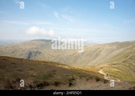 Wetherlam vom Gipfelgrat aus gesehen, der vom Old man of Coniston nach Swirl How Coniston zum Lake District Cumbria England führt Stockfoto