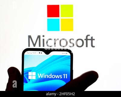In dieser Abbildung wird das Microsoft Windows 11-Logo auf einem Smartphone-Bildschirm und das Microsoft-Logo im Hintergrund angezeigt. (Foto von Igor Golovniov / SOPA Images/Sipa USA) Stockfoto