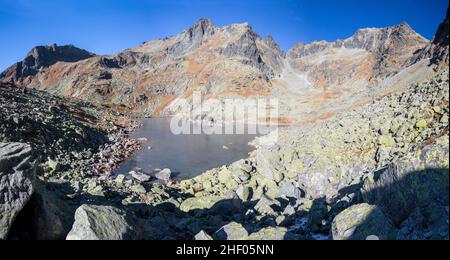 Hohe Tatra - Slowakei - der Blick auf den Zabie pleso See mit den Zabia veza und Rysy Gipfeln im Hintergrund im Morgenlicht. Stockfoto