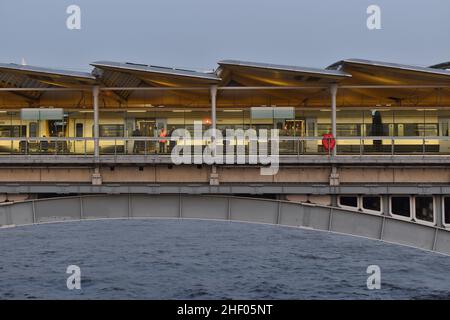 Blackfriars Railway Bridge über die Themse, Zug und Bahnsteig mit Fahrgästen in der Abenddämmerung, London, Großbritannien. Stockfoto