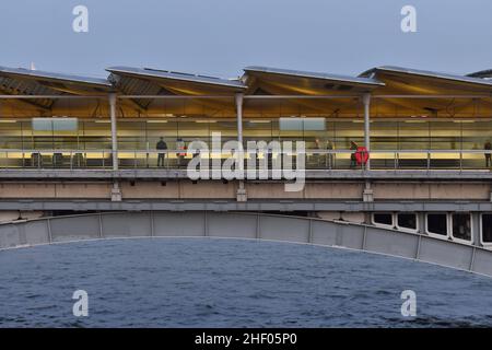 Blackfriars Railway Bridge über die Themse, Zug und Bahnsteig mit Fahrgästen in der Abenddämmerung, London, Großbritannien. Stockfoto