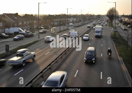 Fahrzeuge auf der A40 Western Avenue durch Greenford, die Hauptverkehrsstraße im Westen Londons, Großbritannien. Stockfoto