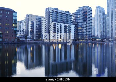 Moderne Entwicklungen spiegeln sich im Millwall Dock in der Abenddämmerung, Isle of Dogs im Osten Londons, Großbritannien, wider. Stockfoto