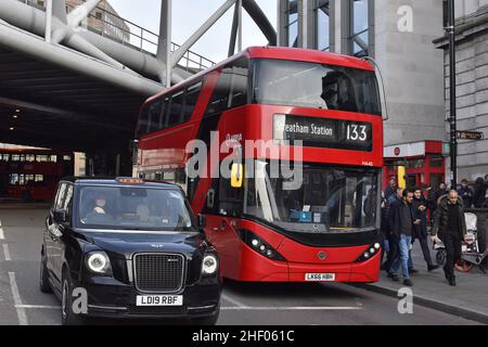 Schwarzes Taxi und roter Doppeldeckerbus in der Nähe der Station London Bridge, Southwark London UK. Stockfoto