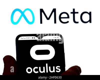 Ukraine. 13th Januar 2022. In dieser Abbildung sehen Sie das Oculus culus, ein Logo einer Division von Meta Platforms, das auf einem Smartphone und im Hintergrund das Meta Platforms-Logo zu sehen ist. (Bild: © Igor Golovniov/SOPA Images via ZUMA Press Wire) Stockfoto