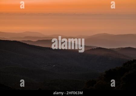 Ende des Tages auf den Monchique Bergen. Algarve, Portugal Stockfoto