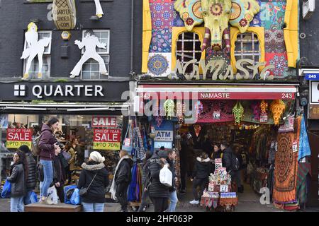 Bunte Schaufenster und Menschen einkaufen in Camden Town London UK. Stockfoto