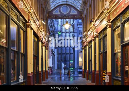 Der Leadenhall Market und das Lloyds Building, architektonische Wahrzeichen, die in der Abenddämmerung in der City of London, Großbritannien, beleuchtet werden. Stockfoto